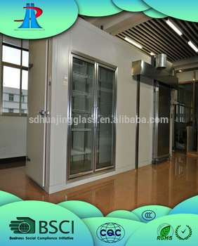 Pivoting door for cold room