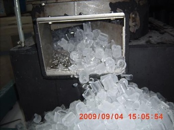 Tube ice machine dry cleaning machine for clothes