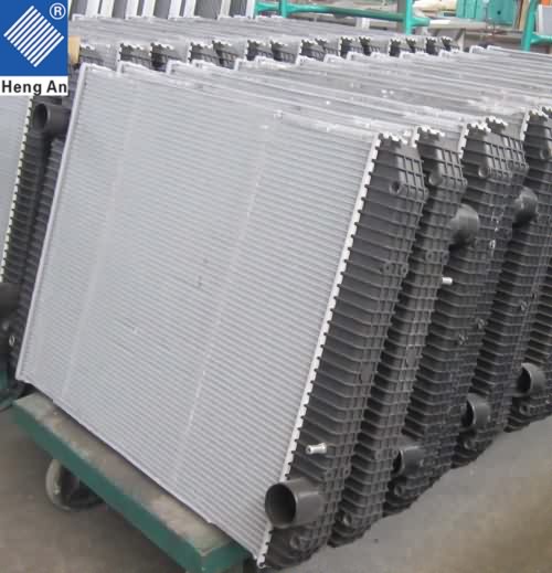 Aluminum core radiator for heavy duty Kenworth truck