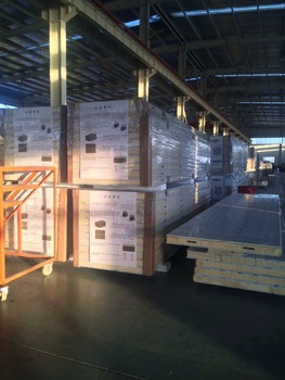 Polyurethane foam sandwich panel for wall and roof