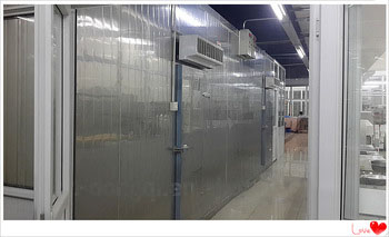 Cold room refrigeration unit door