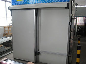 Cold room with swing door
